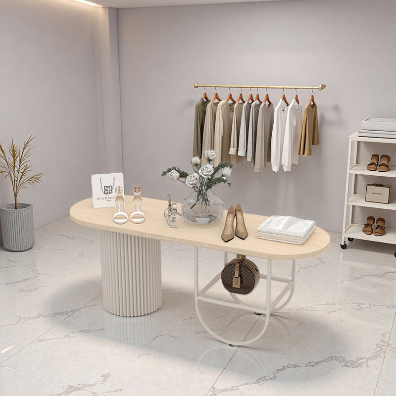 Table de présentation stable dans le magasin de vêtements