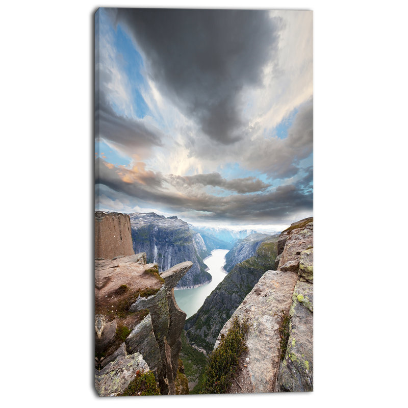 « norvège rocky terrains under clouds », reproduction de photo sur toile tendue, H 32 po x l 16 po x P 1 po