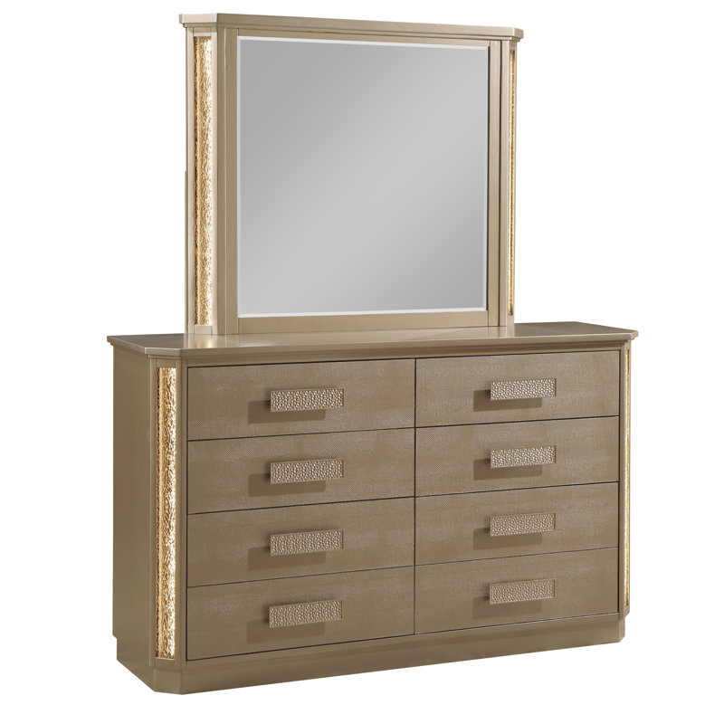 Commode en bois au fini doré