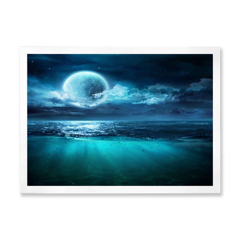 «Romantic Moon Over Deep Blue Sea II», photographie sur toile, H 24 po x l 32 po x P 1 po, Cadre photo blanc