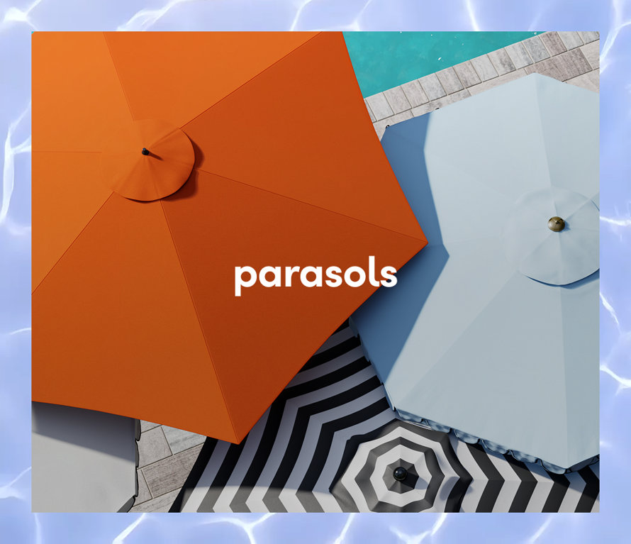 Une vue aérienne de parasols de terrasse extérieurs à rayures orange vif, bleu clair et noir et blanc au bord d une piscine.