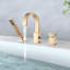 Robinet de baignoire cascade monté sur le comptoir brossé or avec pomme de douche. Acier inoxydable, cartouche en céramique, débit maximal de 2 GPM pour plus de commodité. 3 remplisseurs romains, bec pivotant à 360 °, acier-121629479