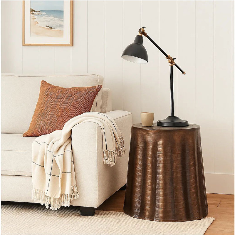 Table d'appoint contemporaine en aluminium martelé au fini bronze Liora