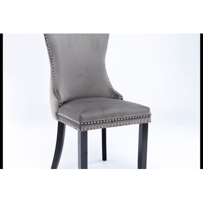 Chaise rembourrée à oreilles avec garniture cloutée et pieds en bois massif