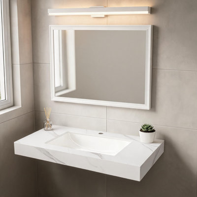 Comptoir en pierre frittée blanche de Carrare de 91 cm (36 po) et lavabo encastré en céramique avec un trou pré-percé standard pour robinetterie.