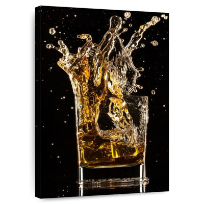 Yarlin éclaboussant du whisky glacé