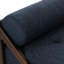 Chaise longue en tissu bleu marine: une retraite élégante et confortable avec un capitonnage contemporain