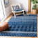 Tapis bleu marine à motif géométrique Cobos