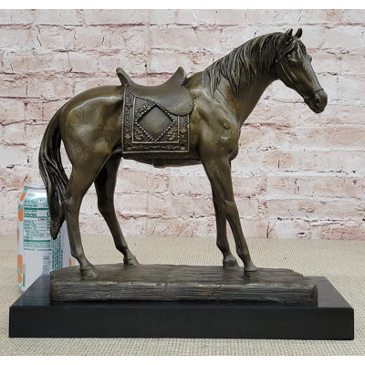 Sculpture originale d'un cheval aimant avec sa selle Western Cowboy