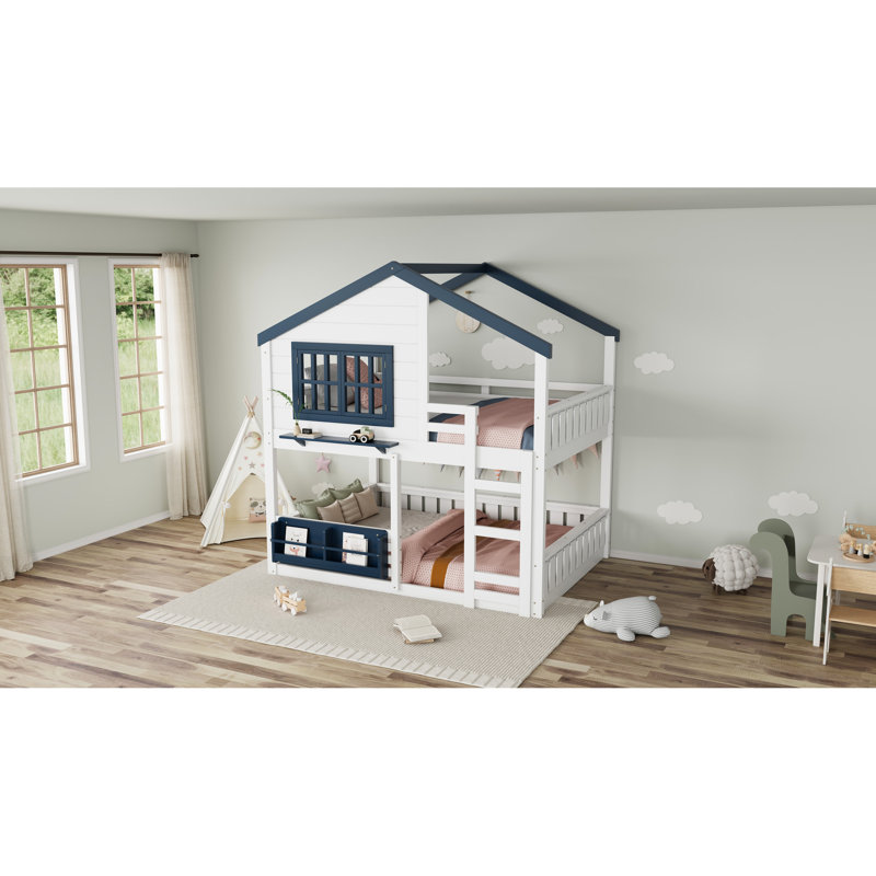 Lit double avec conception de maison, blanc et bleu, rails autour du lit, marches stables, bibliothèque pour un rangement pratique, utilisation de l'espace vertical
