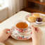 Service à thé en porcelaine tendre 15 pièces avec peinture florale élégante, comprenant théière, tasses, soucoupes, sucrier, pot à crème et cuillères pour le thé ou le café