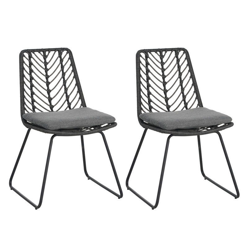 Les chaises de patio d'extérieur avec coussins DEJA sont durables et confortables pour se détendre dans n'importe quel environnement.