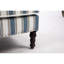Chaise en lin rayée bleue et blanche pour le salon, avec garniture cloutée et durabilité
