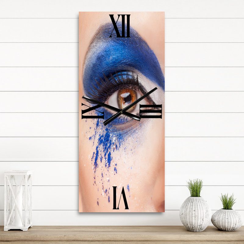 Gros plan d'un œil avec horloge murale, Petit