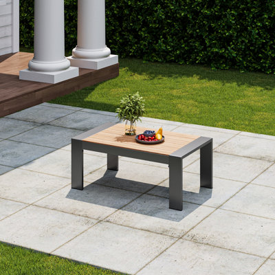 Table basse d'extérieur avec structure en métal robuste et plateau d'aspect bois frais