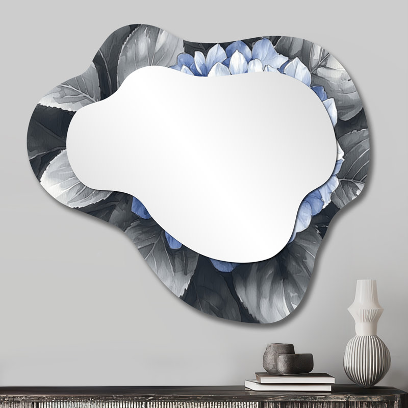 Hydrangée bleue dans un jardin monochrome I - miroir mural asymétrique hydrangée, miroir de coiffeuse traditionnel, imprimé sur métal