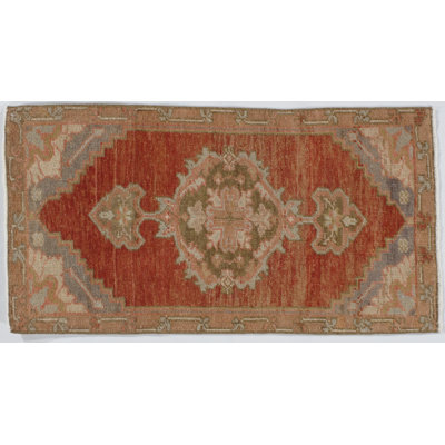 Tapis rouge en laine One-of-a-Kind 1 pi 8 po x 3 pi 2 po années 1940