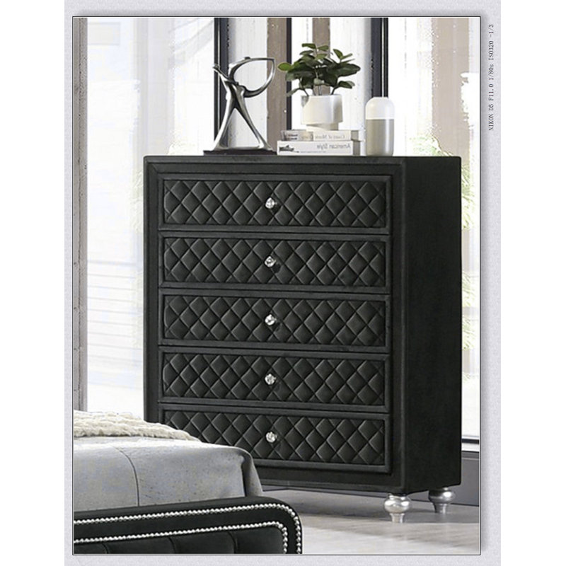 Commode 5 tiroirs Traditional Glam avec façades capitonnées en velours et boutons en faux cristal, finition noire pour un rangement élégant