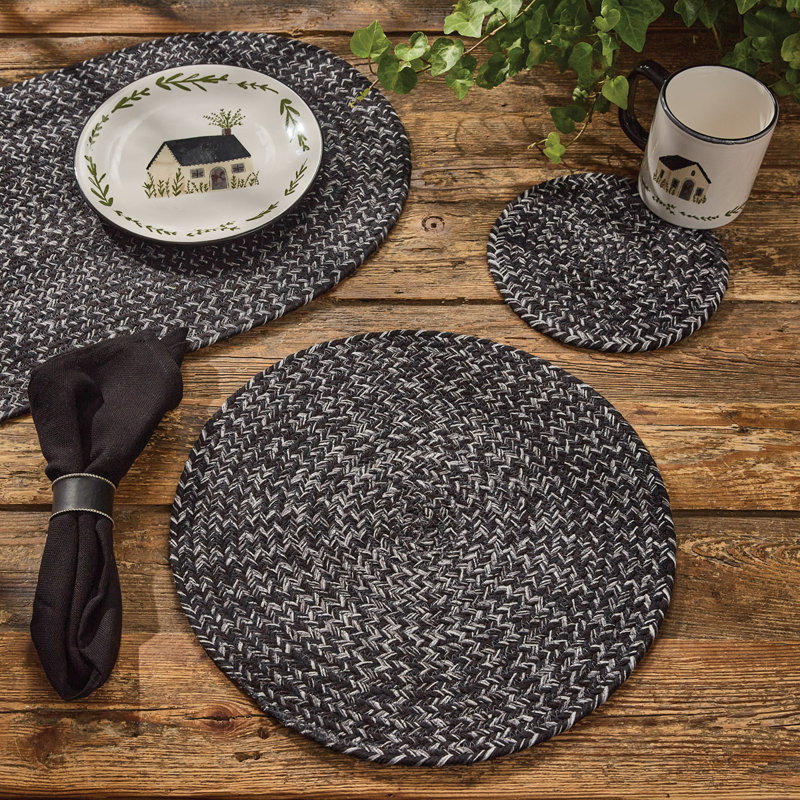 Linge de table Cilka, Tapis de 54 po, Poivre, Géométrique