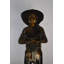 Statue Marysville Cowboy tenant une selle en bronze - Taille: L 12 po x l 11 po x H 32 po.