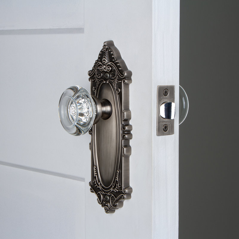 Grandeur grande plaque victorienne avec bouton de porte en cristal bordeaux, Étain antique