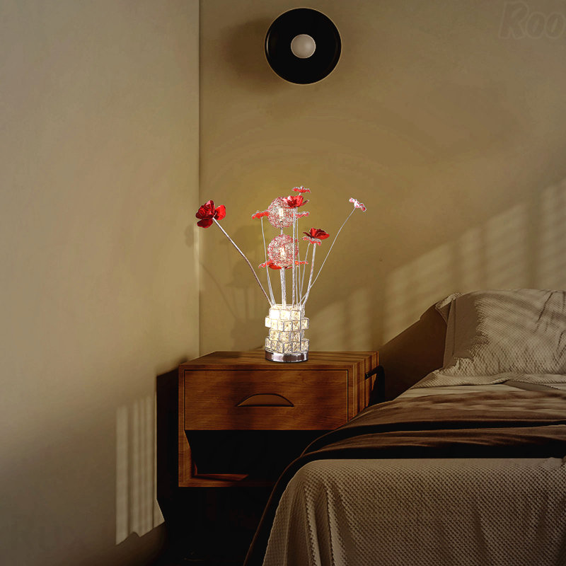Lampe de table - Cadre en aluminium, 4 roses rouges, 6 pétales floraux, 2 boutons floraux rouges et argentés, 4 vases carrés modernes en chrome Hexagona