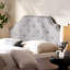 Tête de lit à boutons en gris - grand et double pour une allure moderne de chambre à coucher avec coutures en losange et tissu élégant avec garniture cloutée