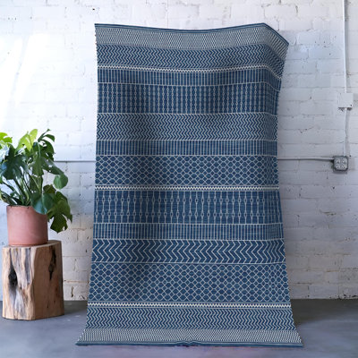 Tapis intérieur / extérieur bleu / blanc en polypropylène tissé à la machine Kiriti