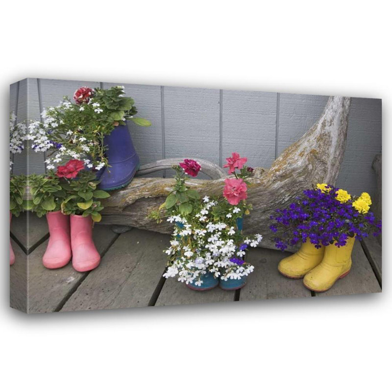 Art sur toile tendue par Flaherty, Dennis Gallery: Alaska, bottes en caoutchouc Homer utilisées comme pots de fleurs