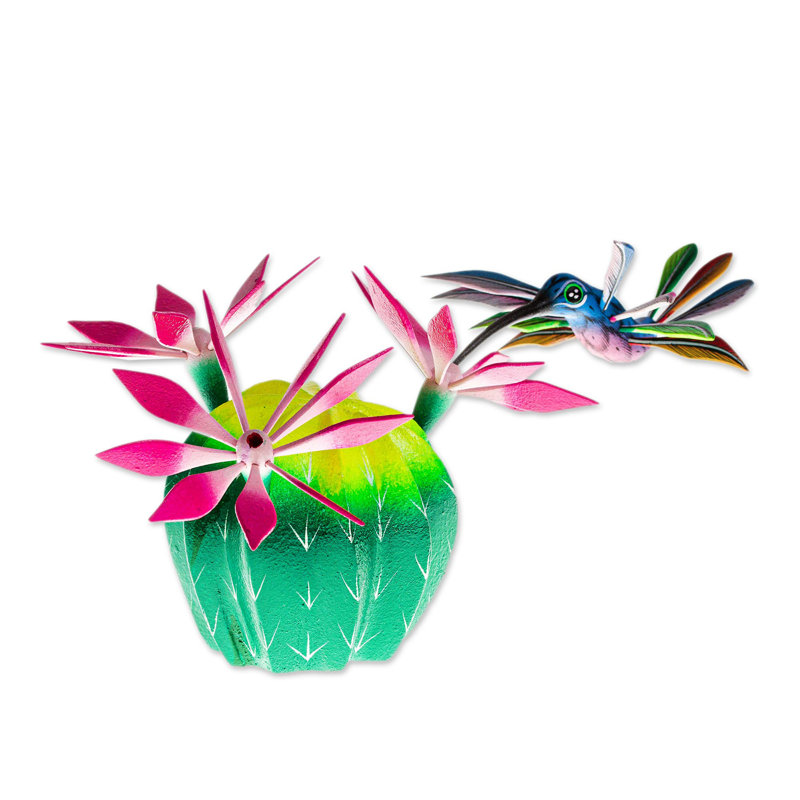 Colibri en visite dans une sculpture de cactus