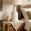 Lampe de table en céramique Nourison Home avec finition blanche brillante pour le chevet, le salon et le vestibule, style moderne et transitionnel