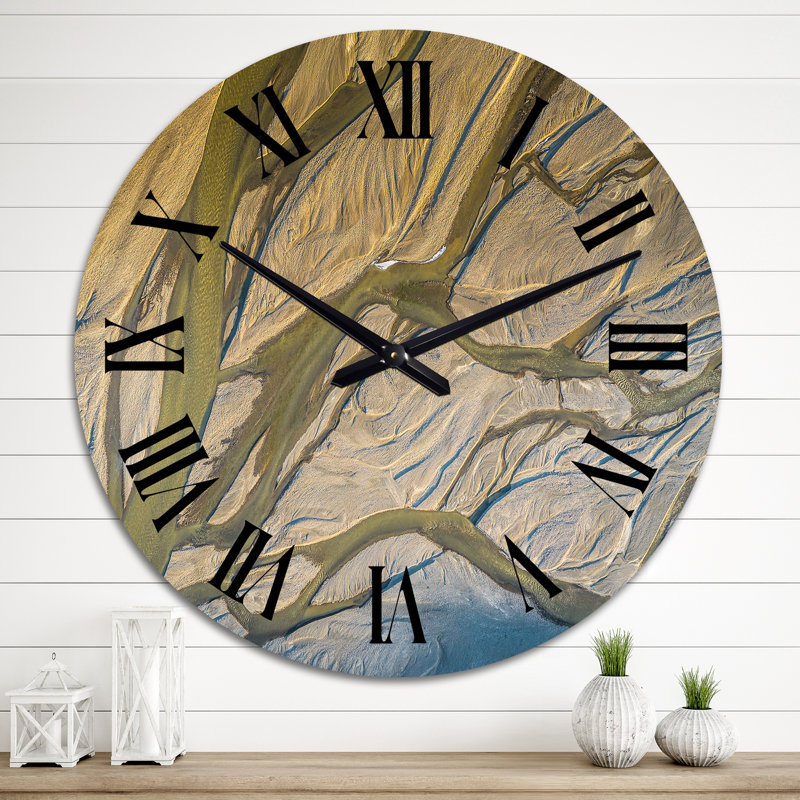 Vue aérienne d'un drone sur un lit de rivière sinueux - horloge murale traditionnelle, Surdimensionné