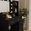 Un meuble-lavabo avec miroir est équipé d'un support pour sèche-cheveux-223899002