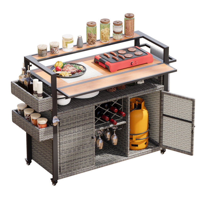 Chariot de barbecue extérieur en osier l 52,8 po avec plateau de table en bois en plastique allongé, îlot de cuisine sur roulettes avec armoire de rangement, pour patio, jardin, piscine, conception à deux poignées