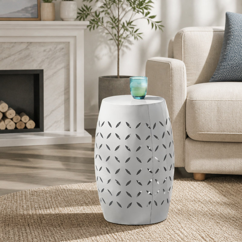 Table d'appoint 12 po en métal blanc avec détails découpés au laser pour l'intérieur et l'extérieur