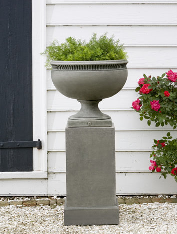 Pot de fleurs urn en pierre moulée Williamsburg, Nero Nuovo