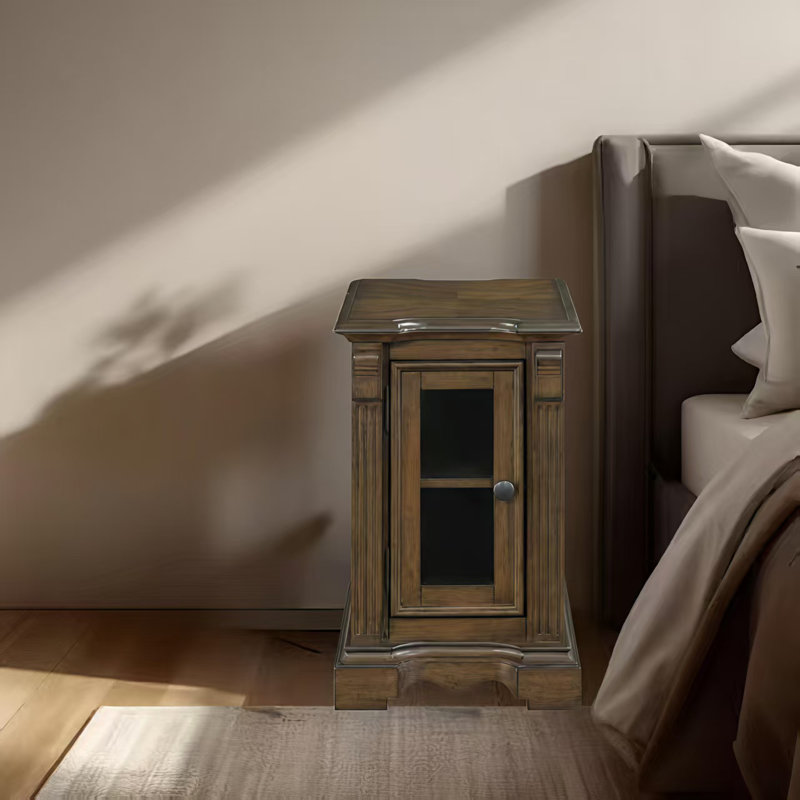 Table de chevet rectangulaire en bois brun de 26,5 po de hauteur: équipée d'une petite armoire fermée et de ports de charge