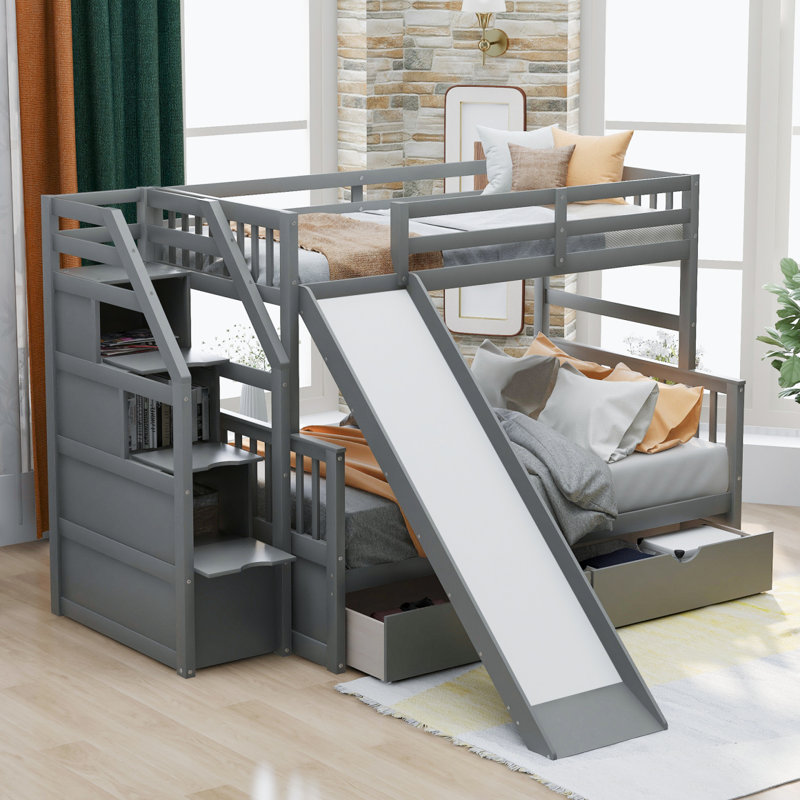 Lit simple superposé au dessus d'un lit double avec glissoire et rangement