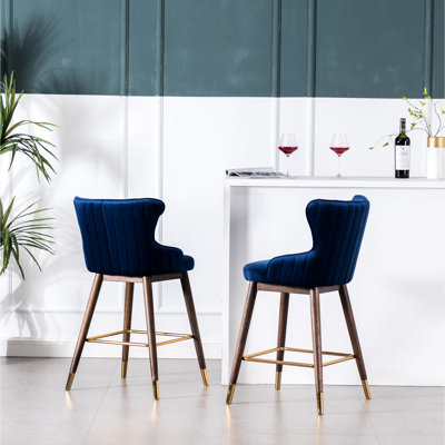 Tabourets à oreilles de hauteur comptoir de 2 en tissu d'ameublement bleu, rembourrage en mousse abondante, aspect velours avec une touche soyeuse, design d'inspiration Mid-Century, pieds fuselés en bois d'hévéa massif, finition noyer
