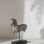 Statue de cheval antique sur pied