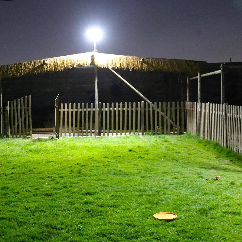 Lampadaires solaires d'extérieur avec capteur de mouvement, éclairage commercial 276 Leds 6000K Dusk To Dawn, 3 modes et télécommande pour le stationnement, la cour, le garage et la grange - paquet de 2