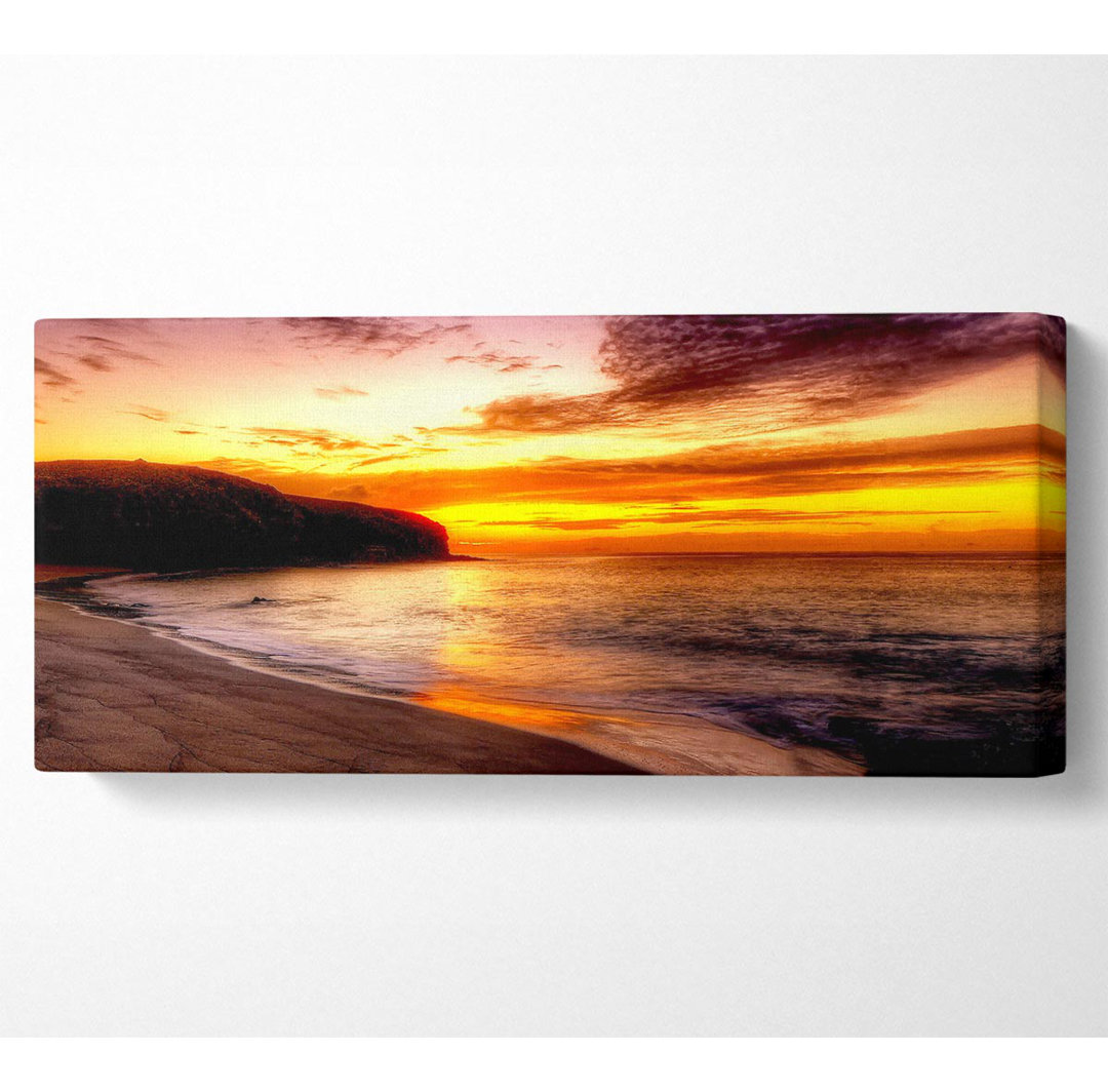 Atemberaubender Meeresstrand bei Sonnenuntergang Panoramaleinwand