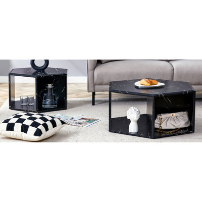 Table basse hexagonale - noir. Apparence et rangement modernes. Différentes tailles. Facile à nettoyer. Construisez une paire minimaliste noire. Options de rangement supplémentaires. Tablettes variées