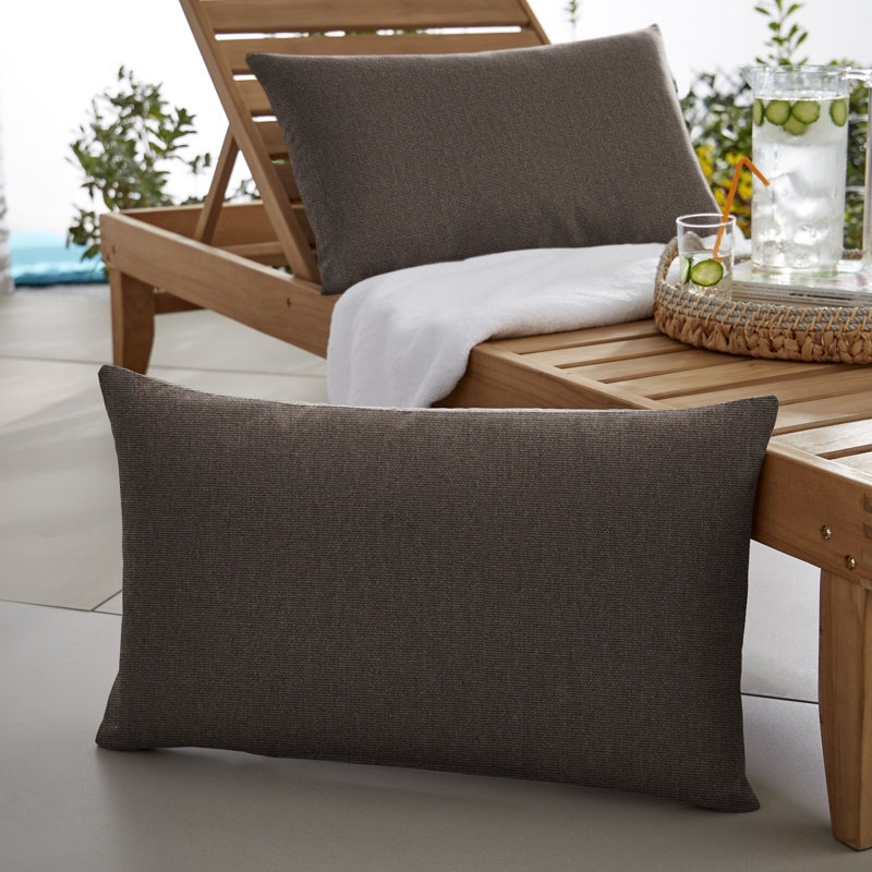 Sunbrella Lumbar Rectangular Indoor/Outdoor Pillow Cover & Insert, H 16 po x l 26 po, Marron foncé