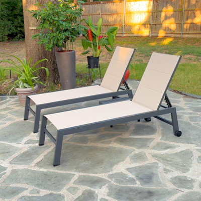 PURPLE LEAF Outdoor Patio Chaise Lounge Set of 2 Aluminum Lounge Chair with Wheels and Side Table Pool Chaise Chair for Outdoor Garden Poolside Beige