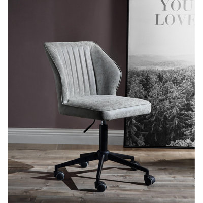 Embrassez l'élégance intemporelle! Chaise de bureau rétro en cuir synthétique gris avec une finition élégante.