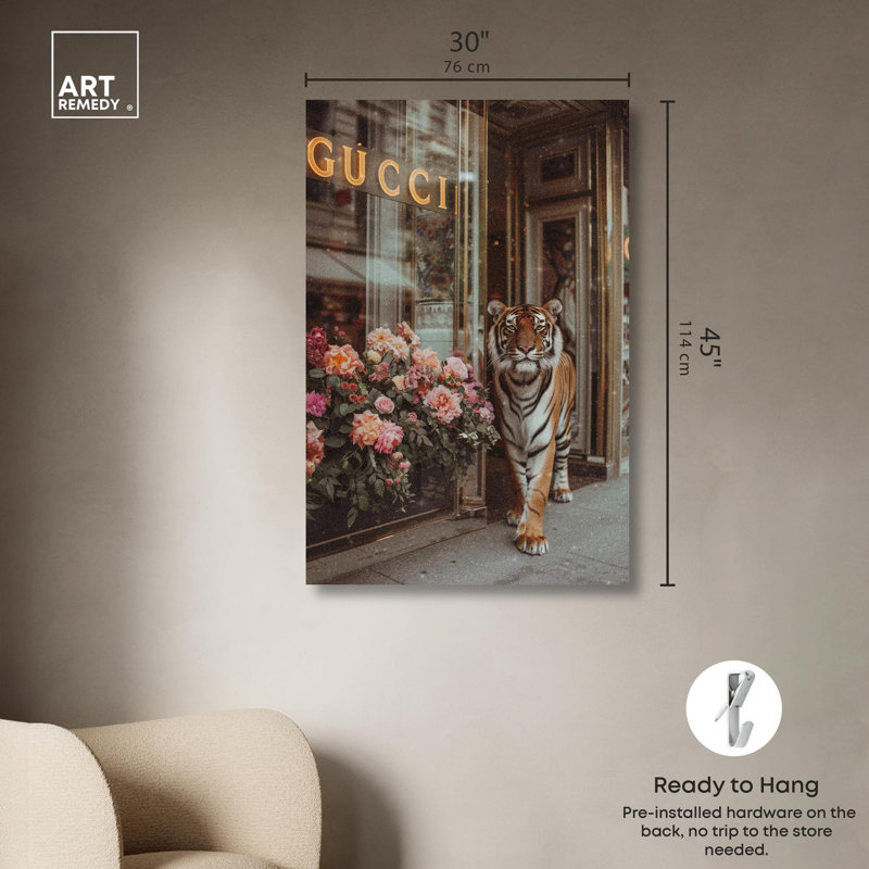 «Tiger at the Store», designer de mode sur toile par Art Remedy, Toile tendue, H 45 po x l 30 po