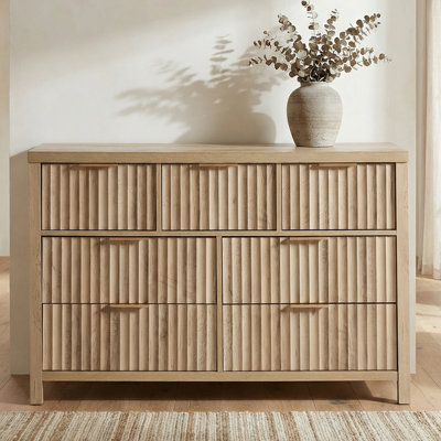 Commode à 7 tiroirs en bois manufacturé cannelé l 46,5 po Arrilla