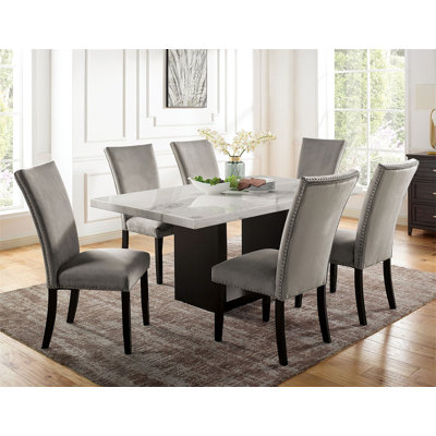 Superbe table en marbre avec chaises d'appoint et chaises en flanelle grises