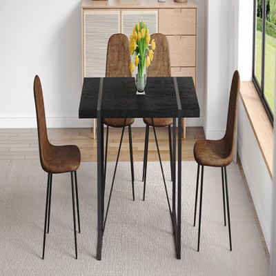 Ensemble de table et de chaises. Une table de salle à manger rectangulaire rétro minimaliste de 55 pouces avec un plateau texturé noir et deux chaises confortables en tissu brun avec des pieds en métal noir.